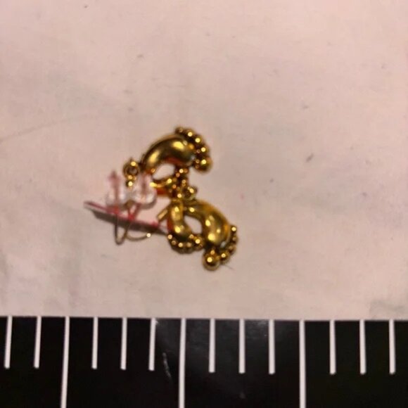 Gold Tone feet 👣 earrings footprint 👣 neimans - Picture 2 of 4